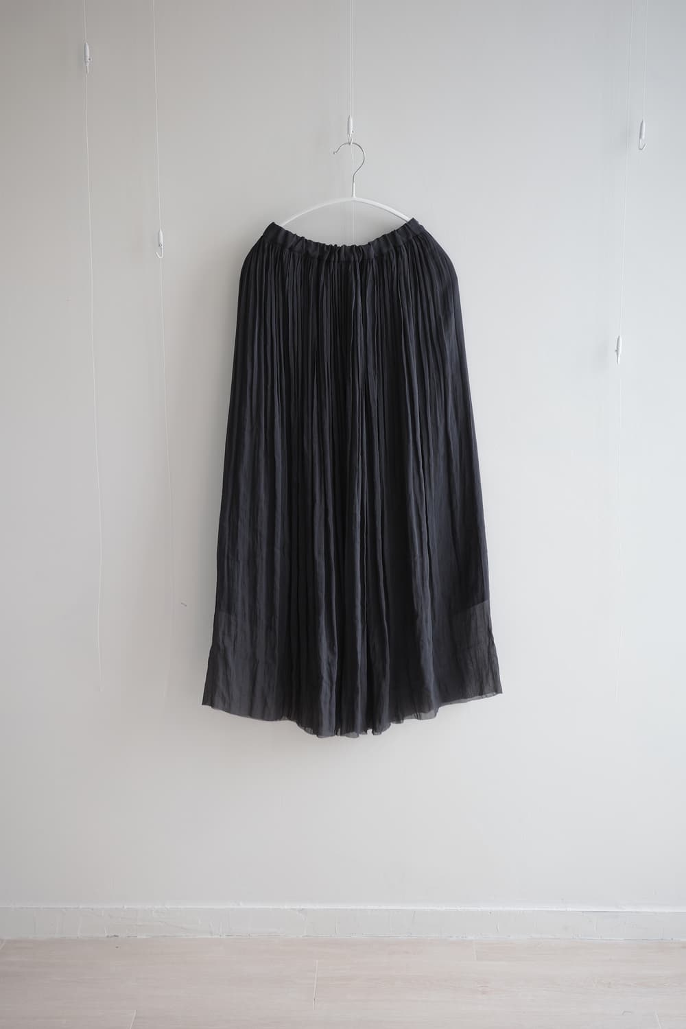SACRA charcoal pleated long skirt 상품이미지2