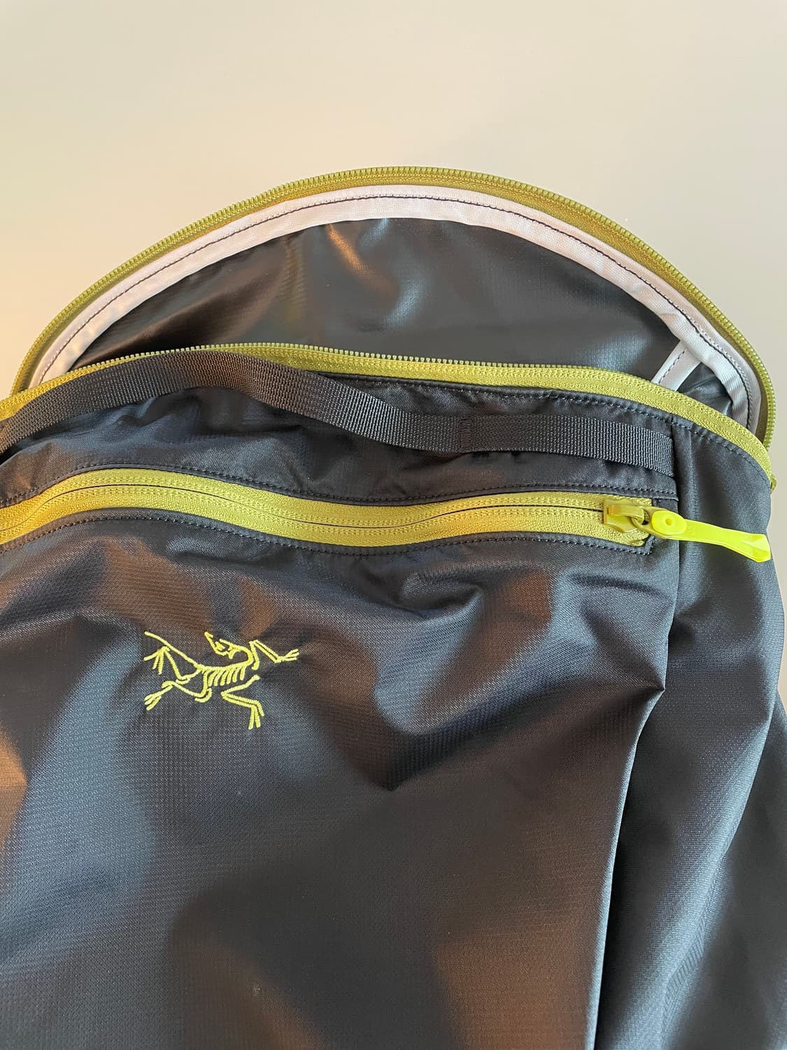 아크테릭스×빔즈 헬리아드 15백팩 블랙 올리브모스 상품이미지3