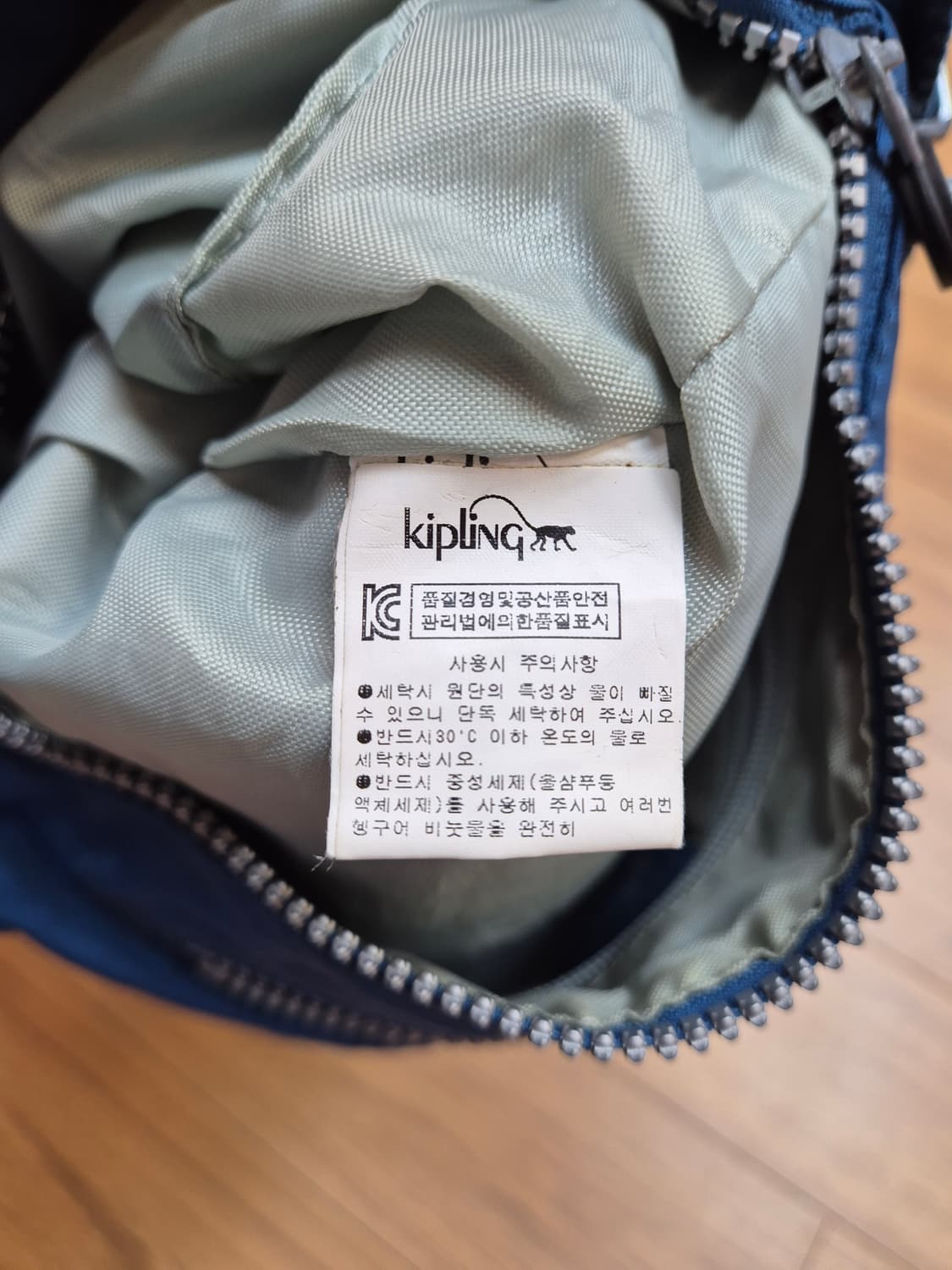 키플링 파란색 크로스백 판매합니다. 가벼운 재질이라서 어깨에 부담이 덜합 상품이미지4