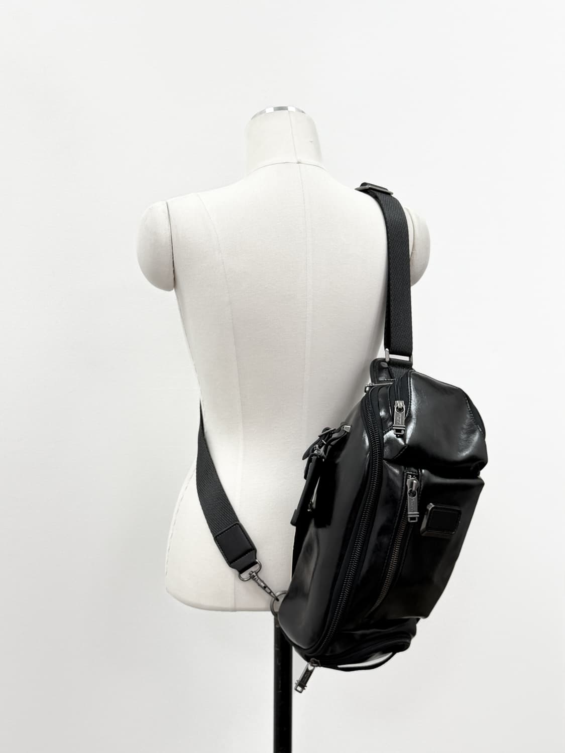 투미 알파 브라보 샤인 램스킨 슬링백 상품이미지6