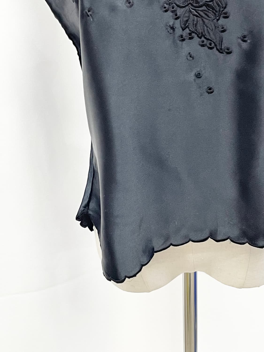 블랙 새틴 자수 슬립 상품이미지4