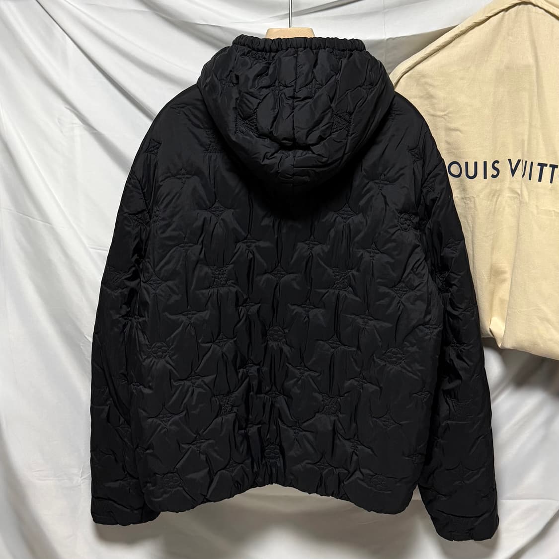 [S+급/56] 24FW 루이비통 모노그램 퀄티드 후드 패딩 자켓 블랙 상품이미지4