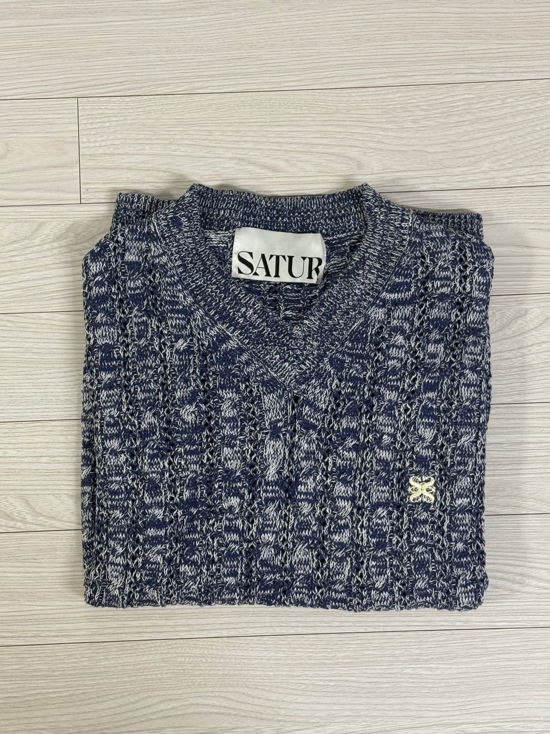 새터 브이넥 펀칭 니트 상품이미지1