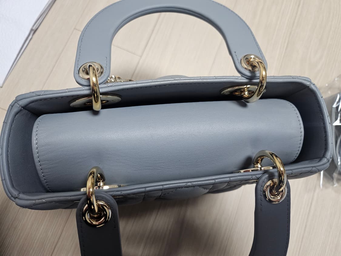 디올 레이디백 미니 블루 그레이 램스킨퀼팅백 상품이미지7