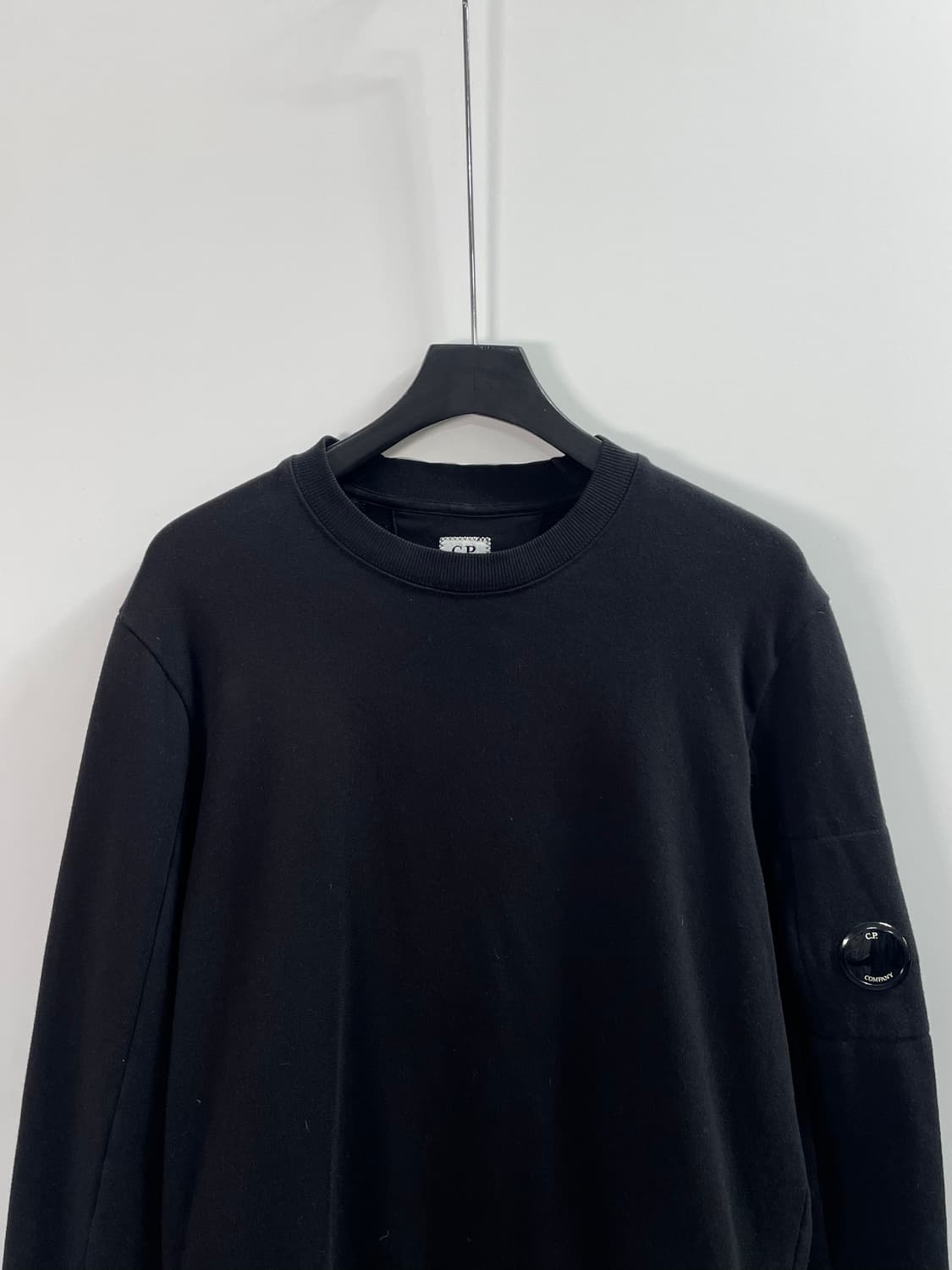 CP컴퍼니 렌즈 블랙 맨투맨 (on.565) 상품이미지2