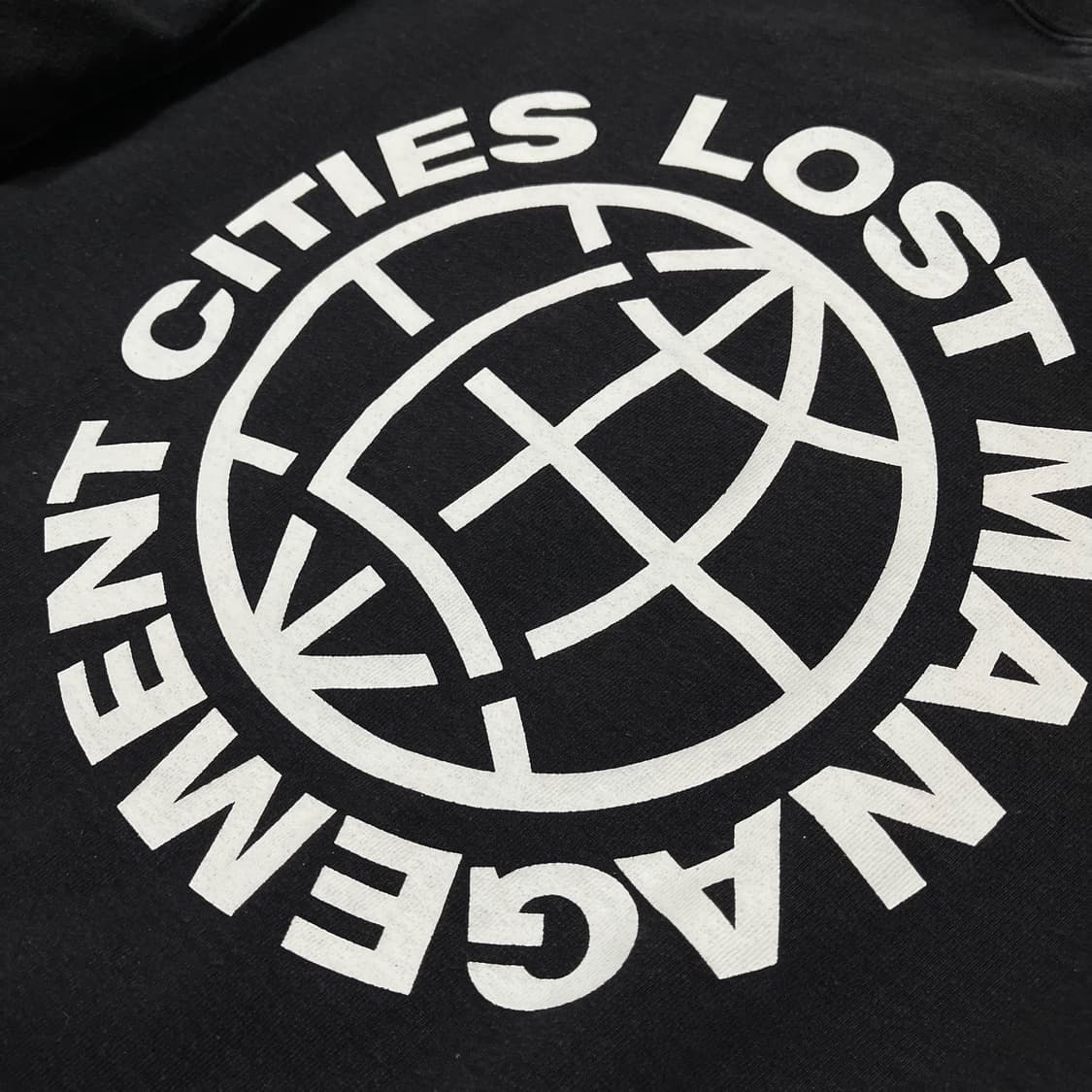 LMC 엘엠씨 지구본 빅로고 프린팅 기모 맨투맨 [블랙] M/95 상품이미지5