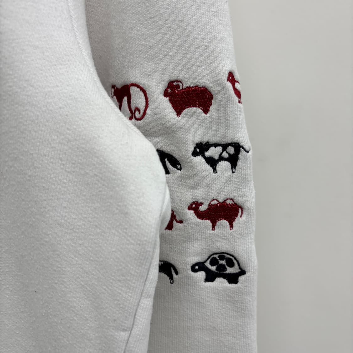 [3]톰브라운 사선완장 애니멀 맨투맨 상품이미지2