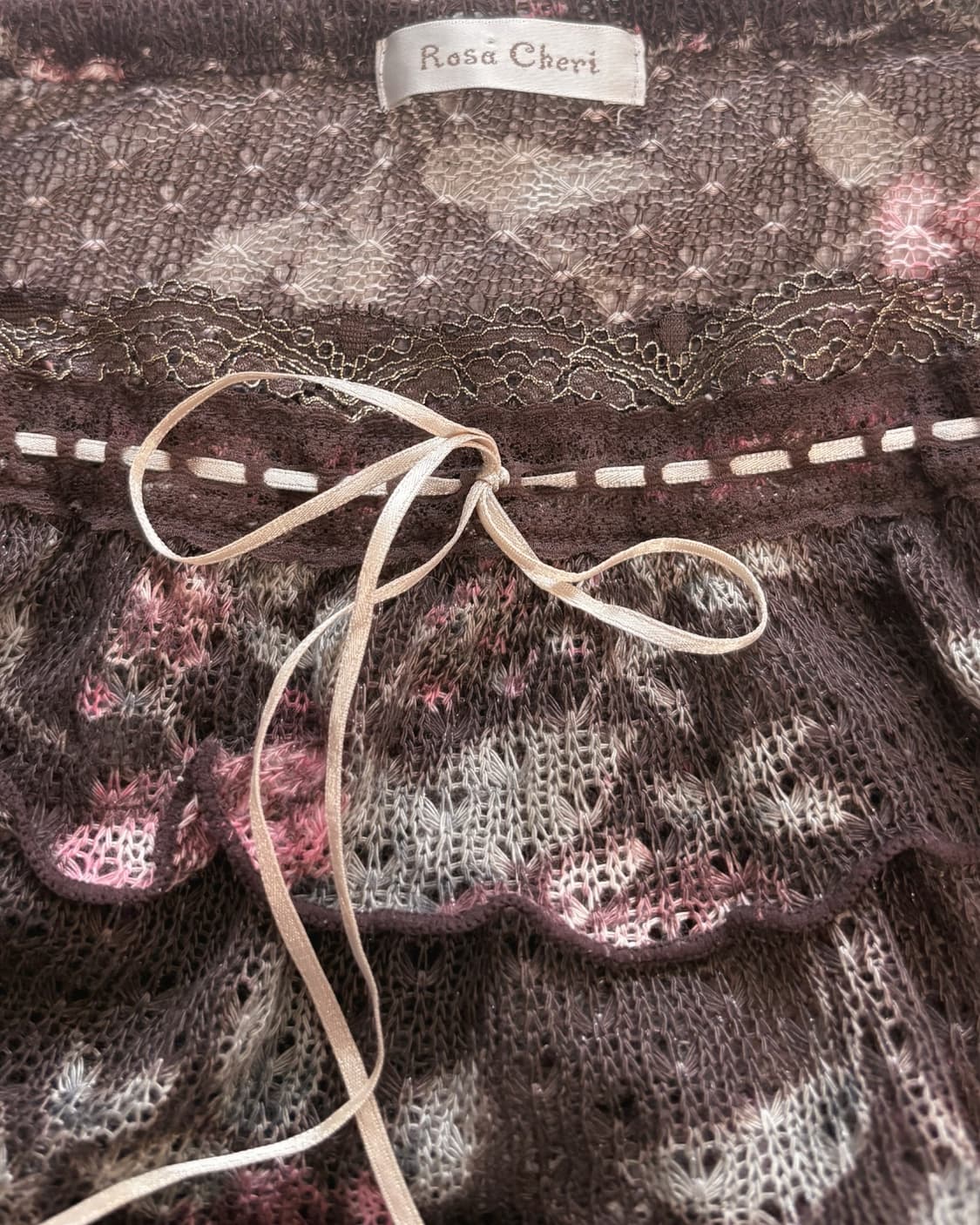 Rosa Cherry 로사체리 장미 수채화 패턴 레이스 소매 디테일 티 상품이미지2