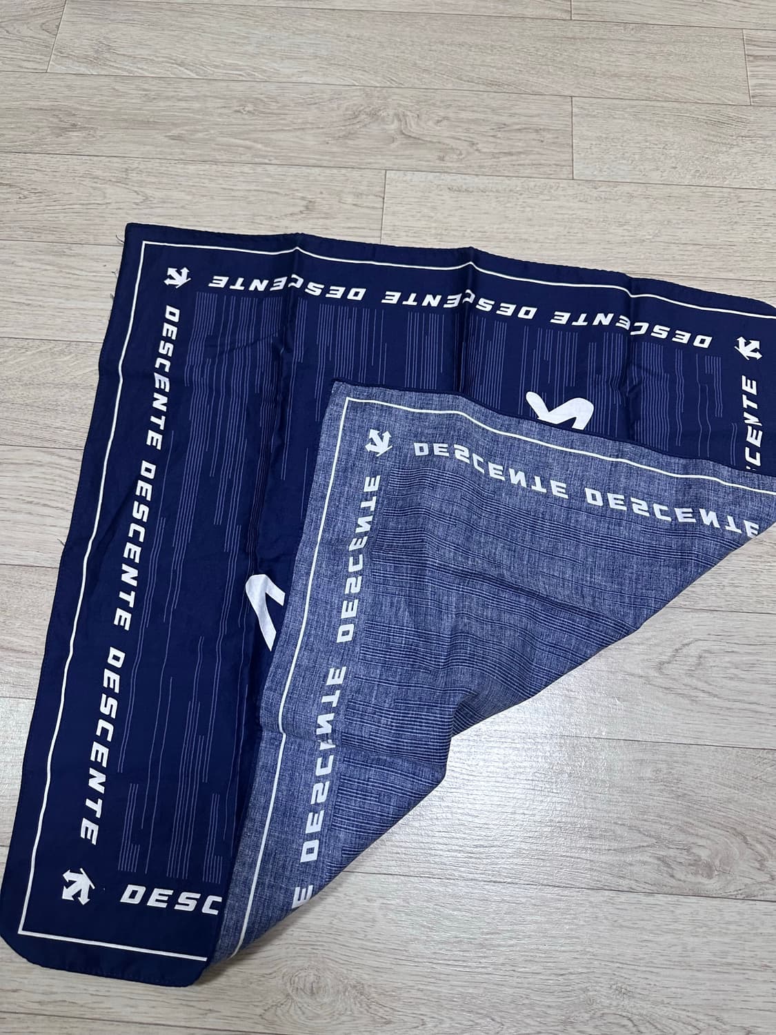 데상트 런 스카프 네이비 상품이미지2