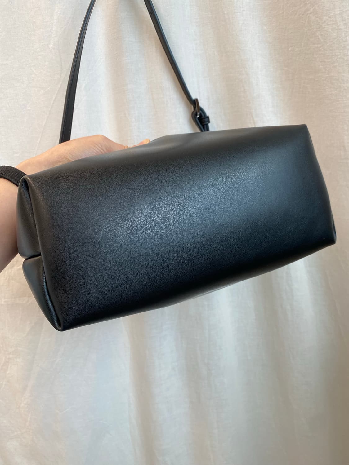 Hvisk 비건레더 블랙 패디드 숄더백 상품이미지6