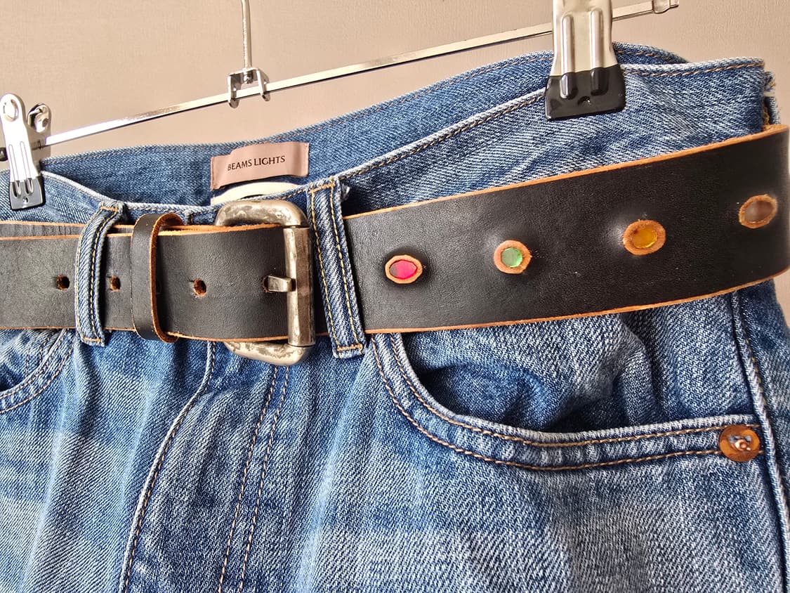 빈티지 멀티 컬러 라인스톤 디테일의 통가죽 벨트 상품이미지1