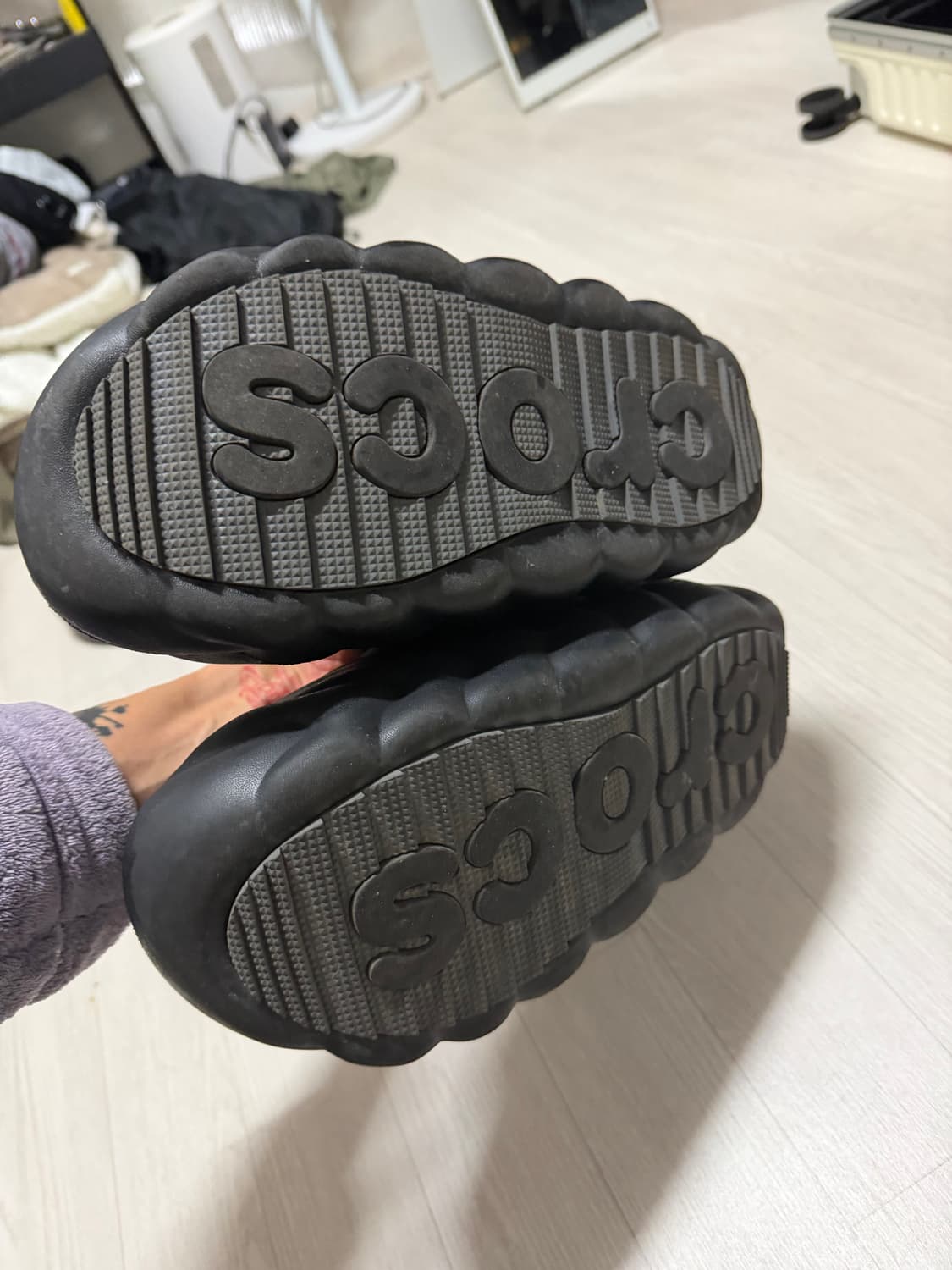 [265] 크록스 오버퍼프 쇼티 블랙 상품이미지4