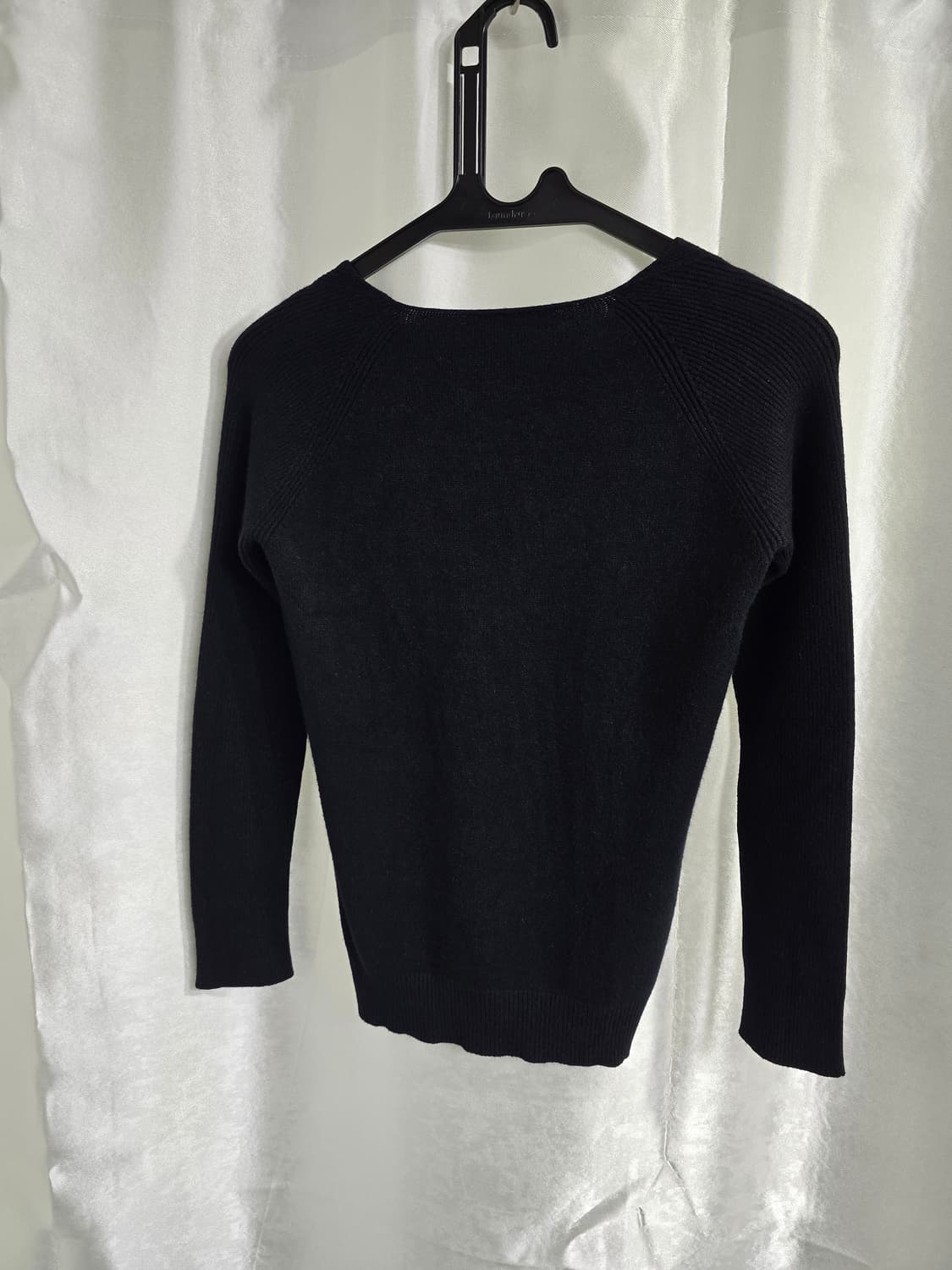 블루조인트 블랙 브이넥 니트 (1674) 상품이미지2