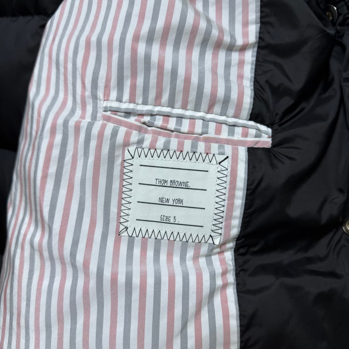 톰브라운 사선완장 후드 숏패딩
5사이즈 상품이미지6