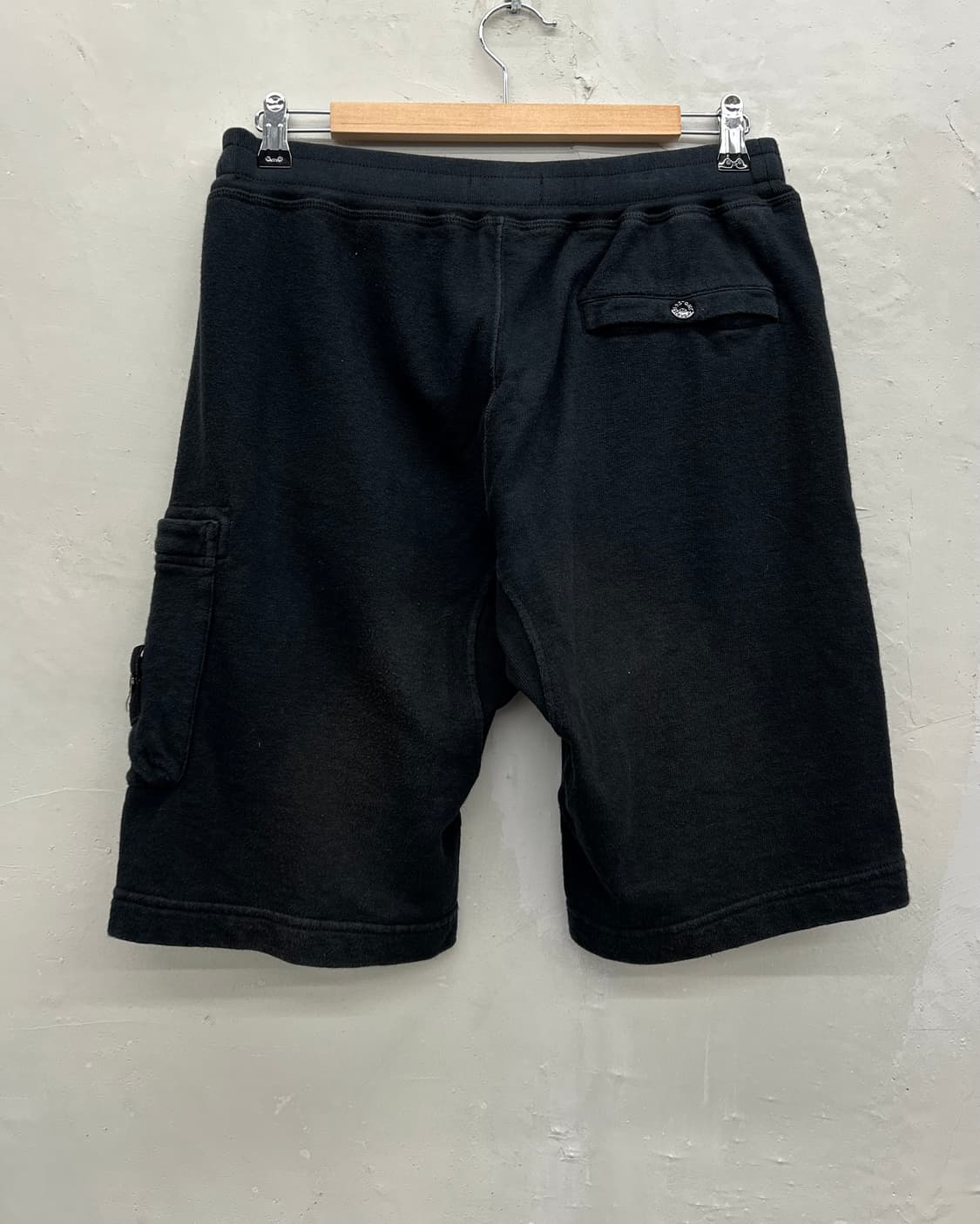 Stone Island 베이직 와펜 스웻 하프 팬츠 블랙 상품이미지2