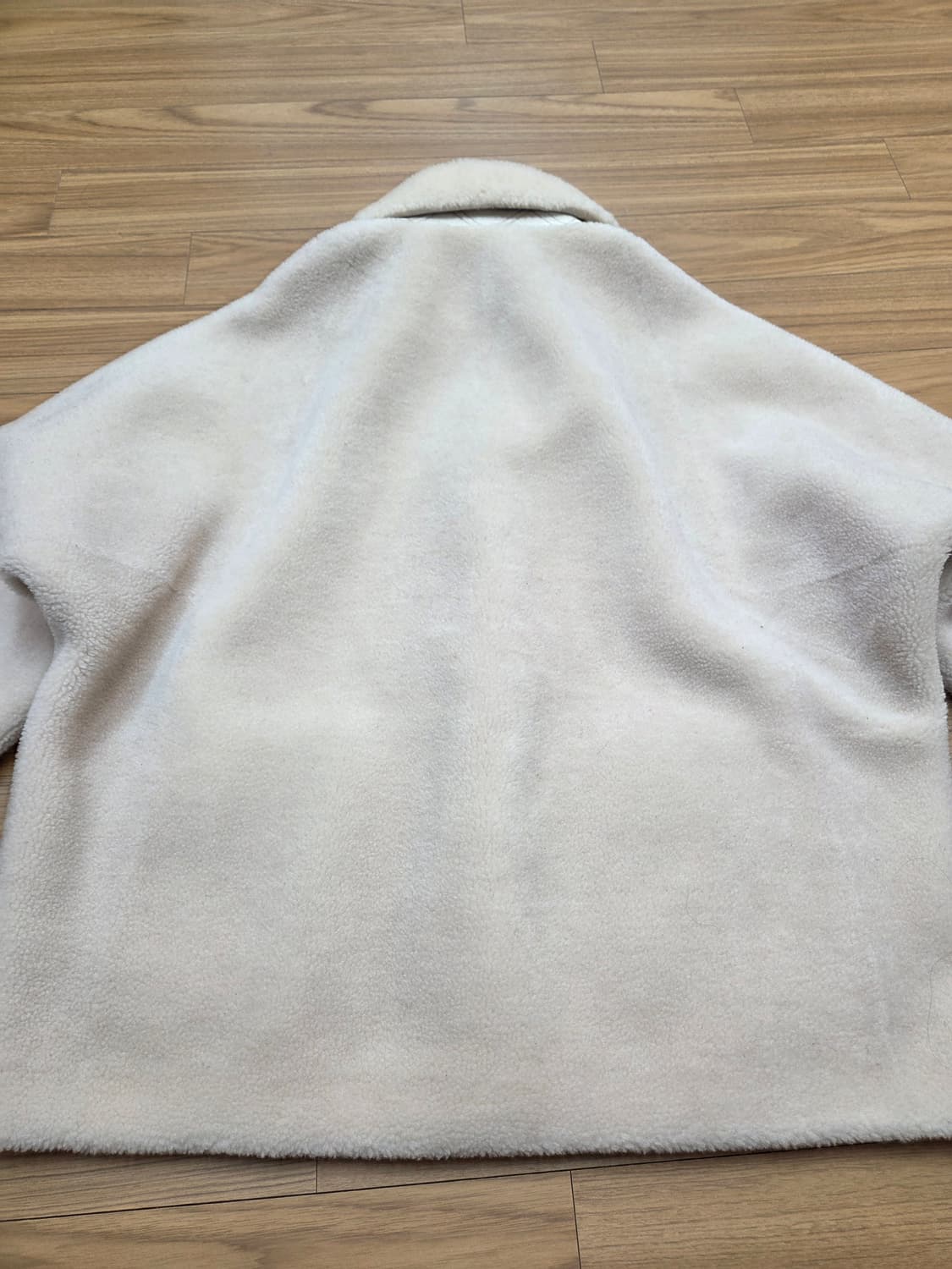 칼 라거펠트 아이보리색 뽀글이 자켓 55사이즈입니다. 뽀글이 소재로 되어 상품이미지4