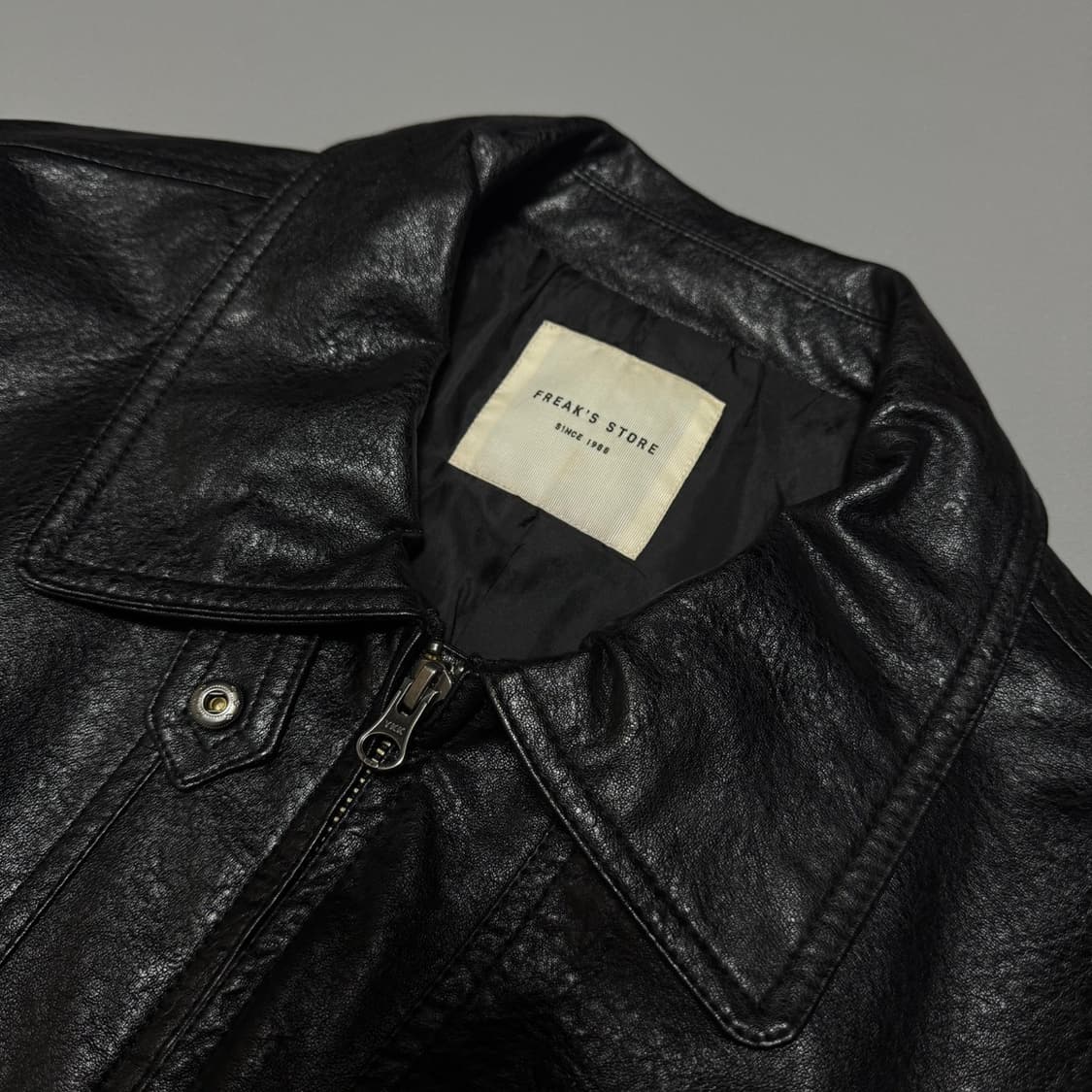 프릭스스토어 블랙컬러 스냅 칼라 집업 비건 레더 자켓 상품이미지3