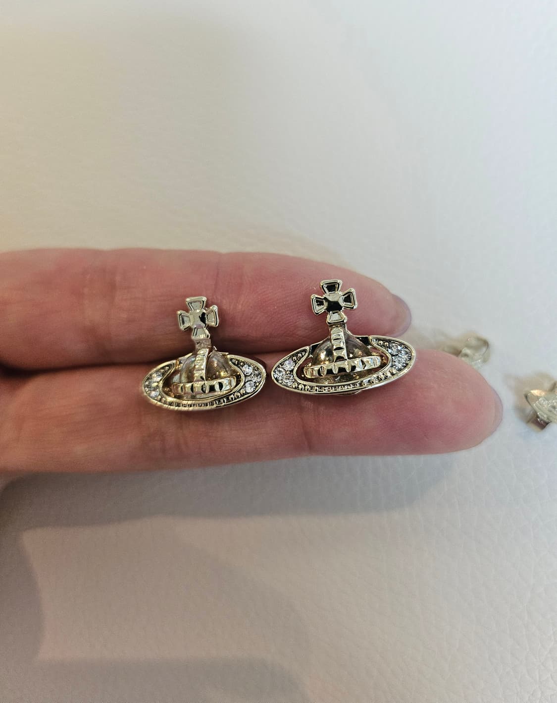 비비안웨스트우드 업사이클링 크리스탈 금장 귀걸이 상품이미지5