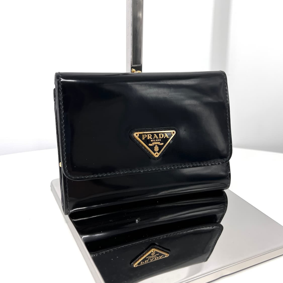 프라다 브러시드 삼각로고 중지갑 블랙 상품이미지1