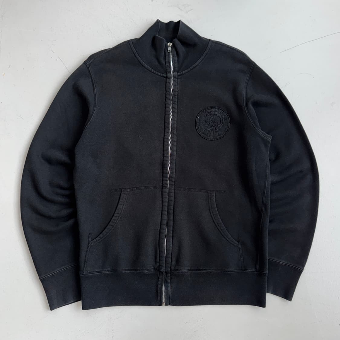 디젤 로고 패치 코튼 하이넥 집업 블랙 상품이미지2