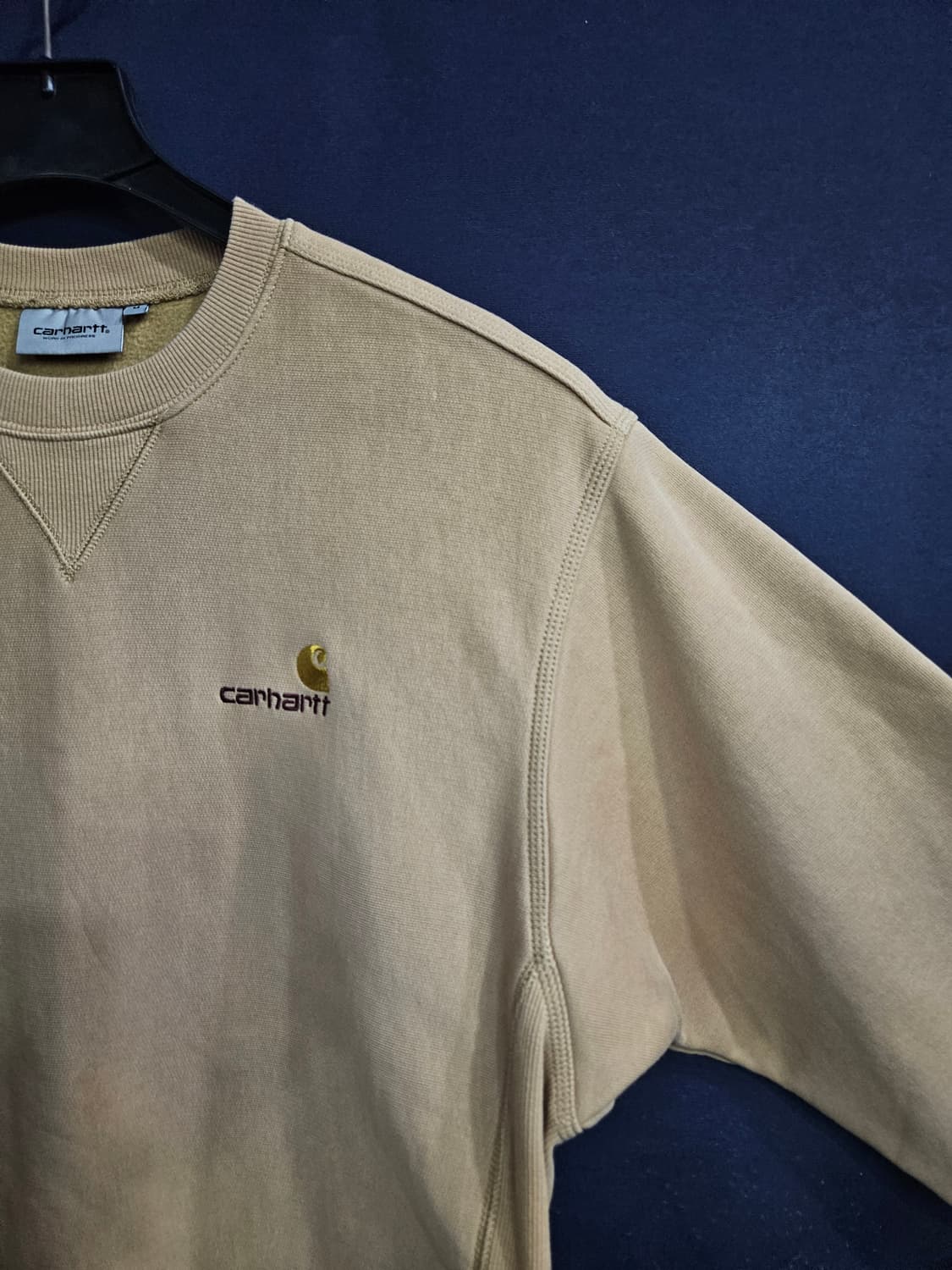 칼하트 자수로고 베이지 남성 세미오버핏 95 기모 맨투맨  상품이미지4