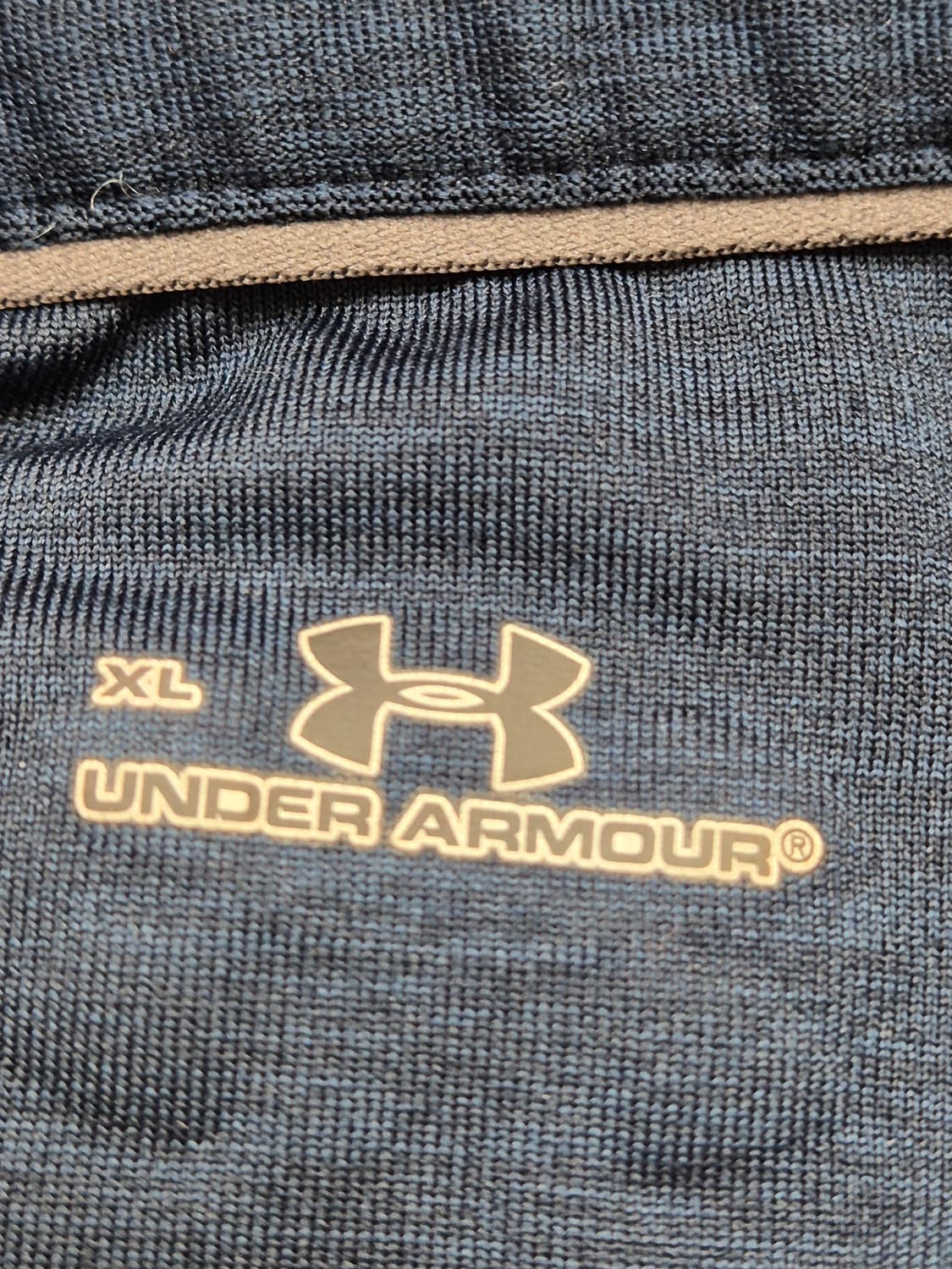 언더아머 남성 긴팔 셔츠 XL 사이즈입니다. 재질은 폴리에스터 88%와  상품이미지3