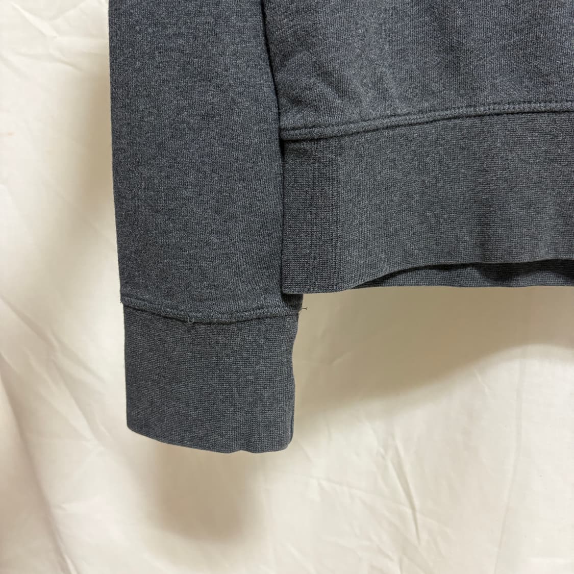 프레드페리 로고 자수 맨투맨 스웻셔츠 / 차콜, M 상품이미지6