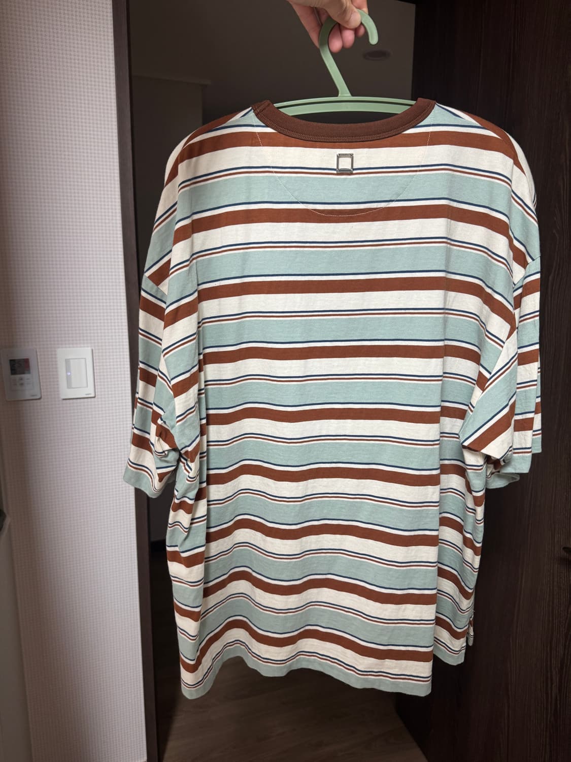 우영미 25ss 오버핏  자수로고 스트라이프 반팔티 48사이즈 판매 상품이미지3