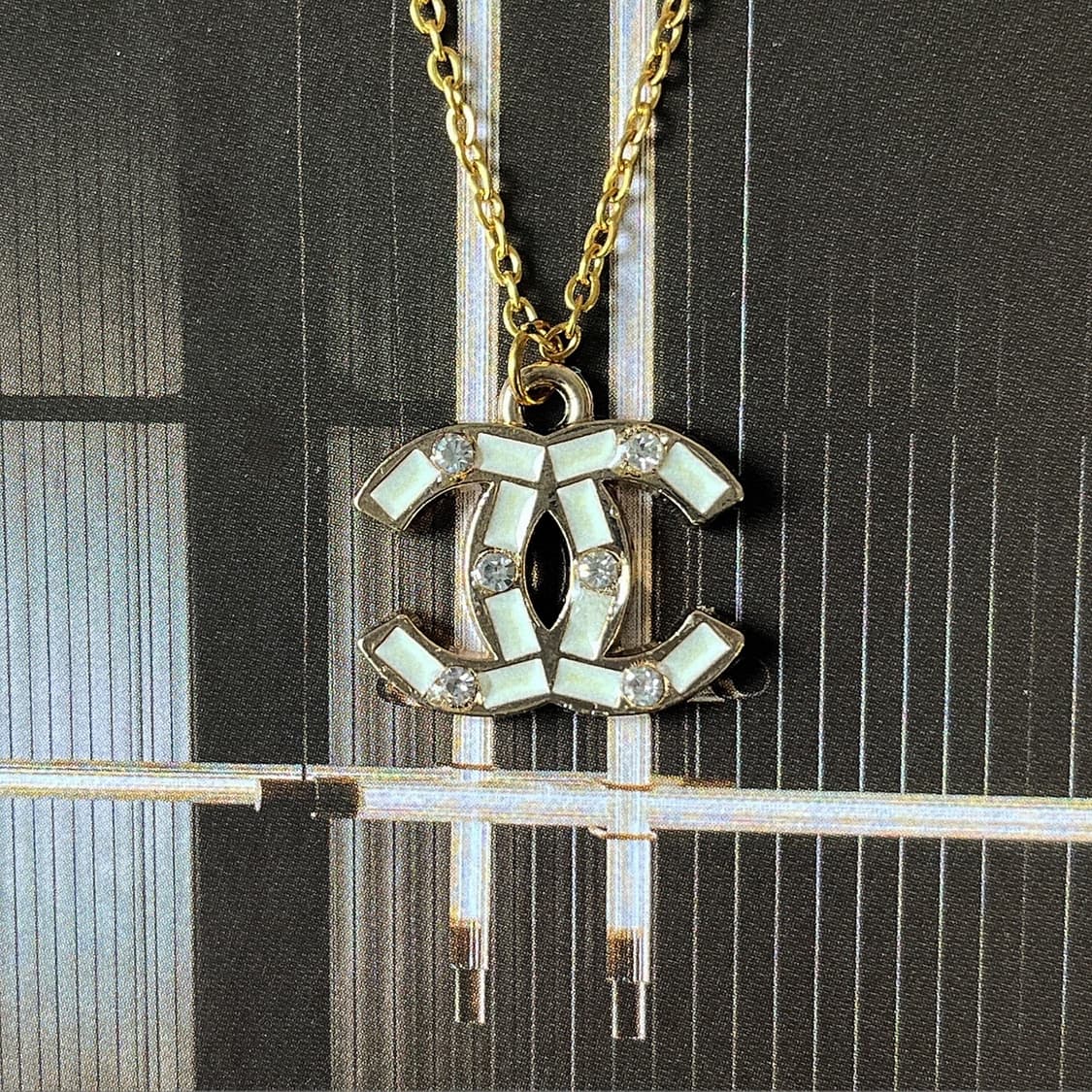 샤넬 화이트 래그 CC로고 다이아 업사이클링 골드 목걸이 상품이미지2