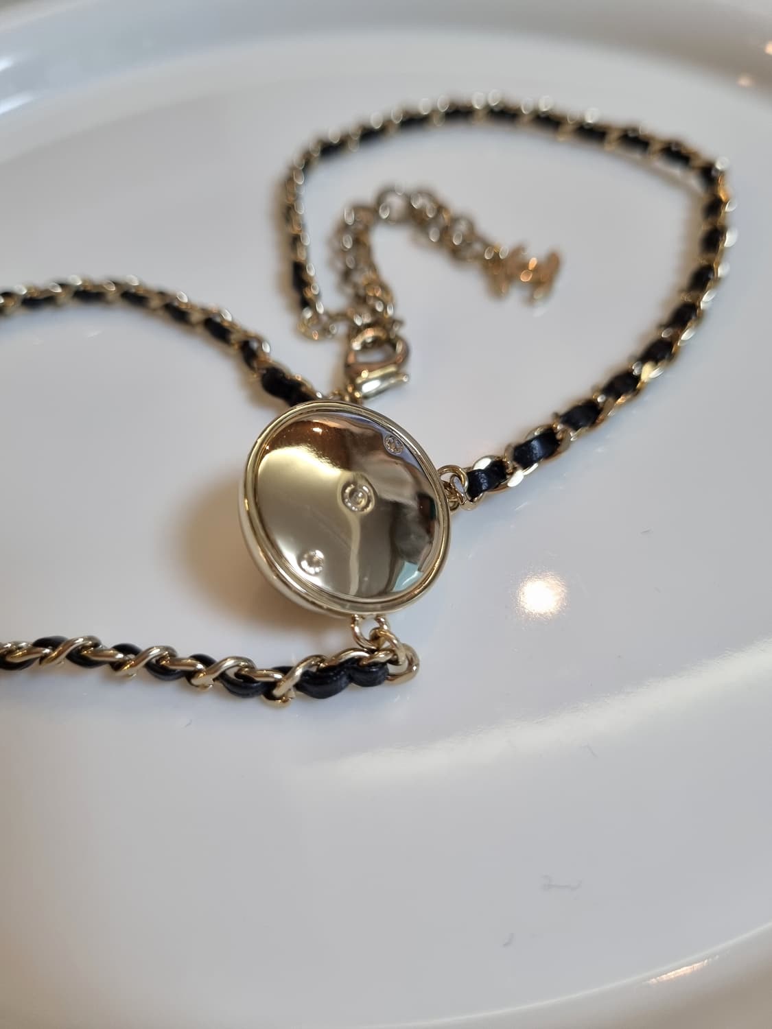 샤넬 업사이클링 가죽체인 까멜리아 턴락 목걸이 상품이미지4