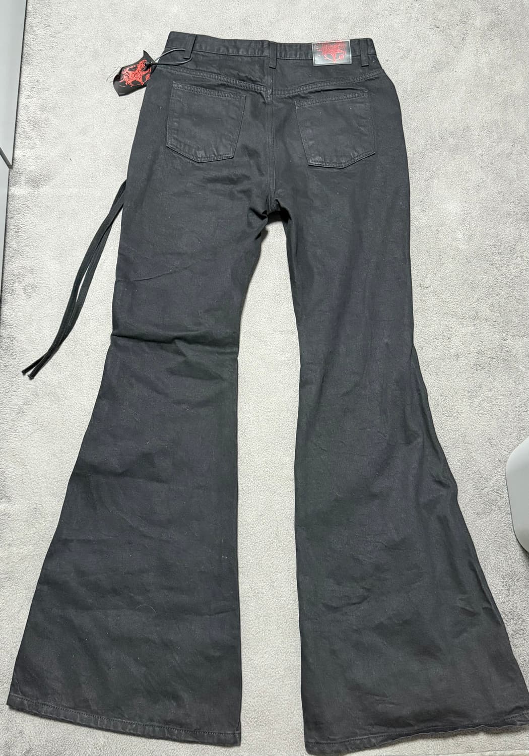 에모스탠스클럽 레더 패치 플레어드 진 블랙 상품이미지3