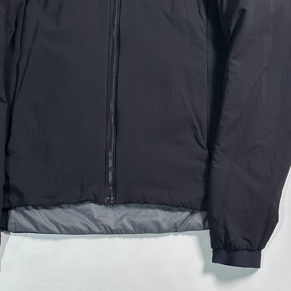 아크테릭스 우먼스 블랙 아톰 자켓   상품이미지4