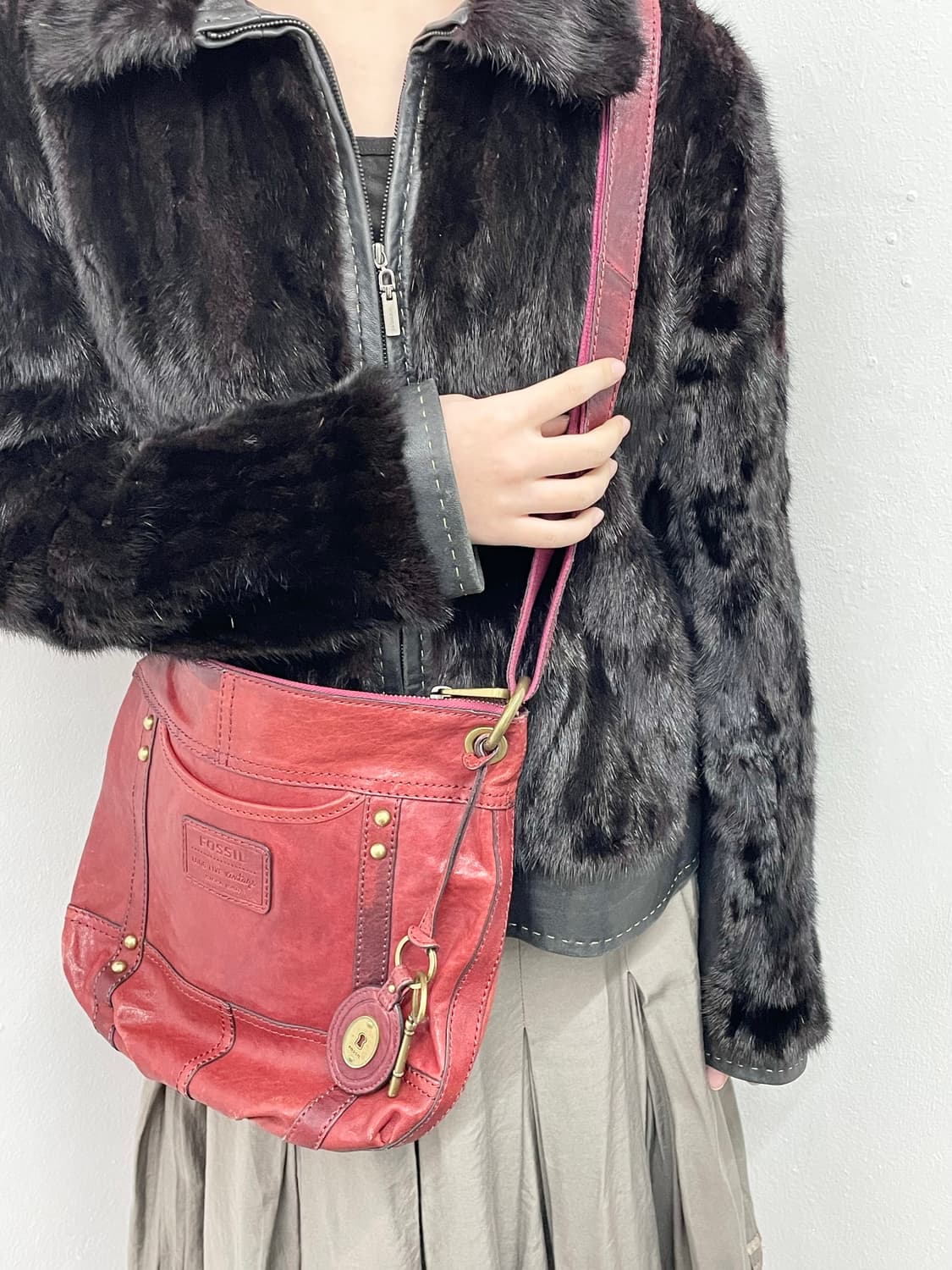 파슬 레더 로고 키 크로스백 상품이미지5