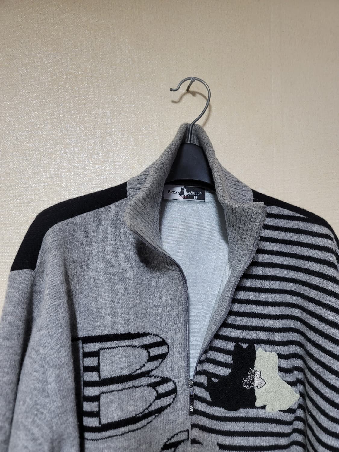 블랙앤화이트 방풍 반집업니트 상품이미지3