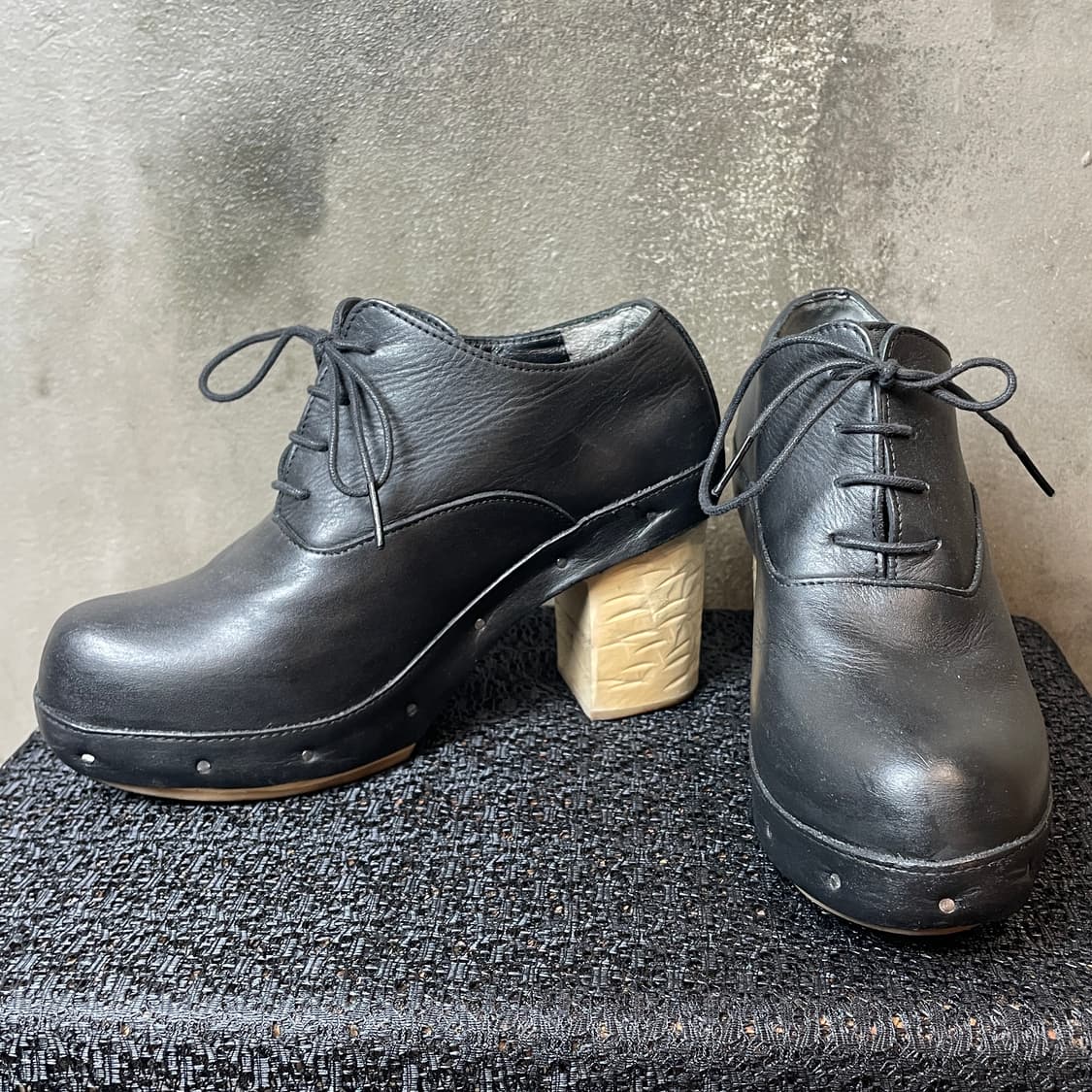 12aw 꼼데가르송 스터드 우드 힐 상품이미지1