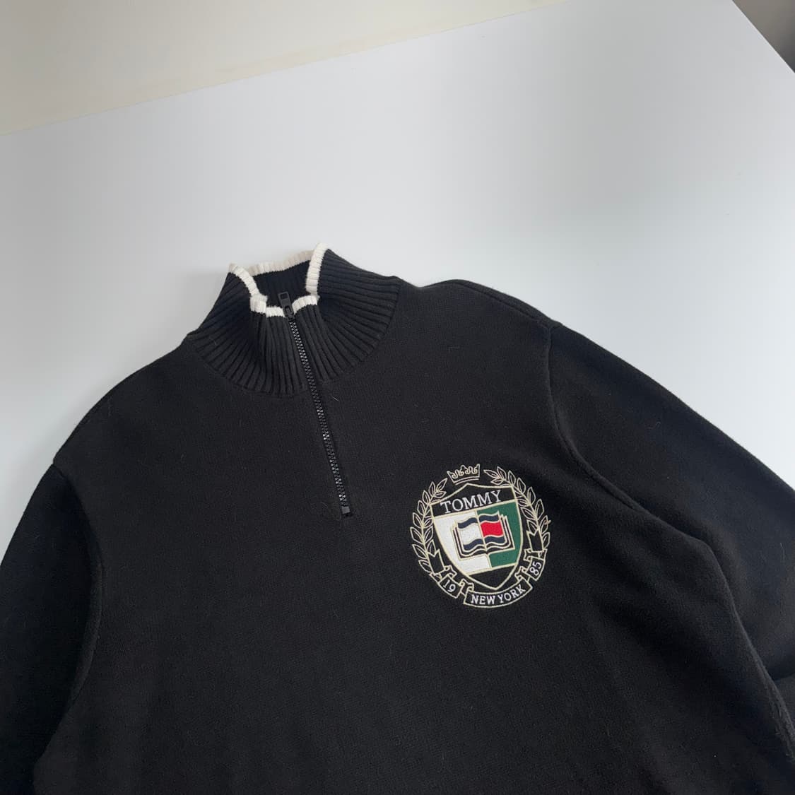 Tommy Hilfiger 타미힐피거 문장 로고 블랙 니트 상품이미지4