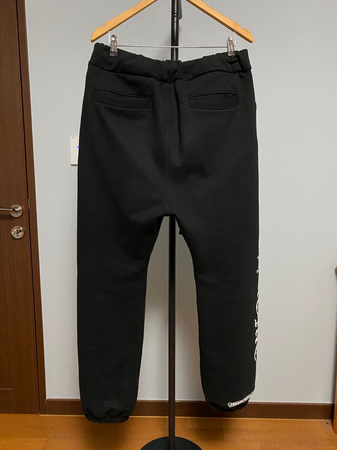 [L] 크롬하츠 홀스슈 로고 백 포켓 스웨트팬츠 블랙 상품이미지2