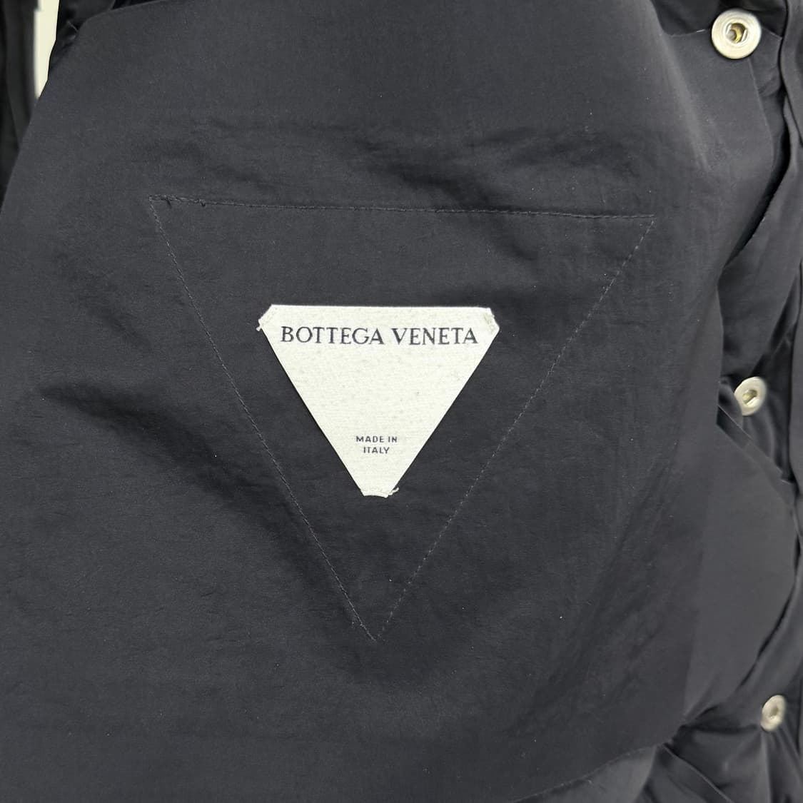 [S급/M] 보테가베네타 인트레치아토 테크 나일론 조끼패딩 블랙 상품이미지6