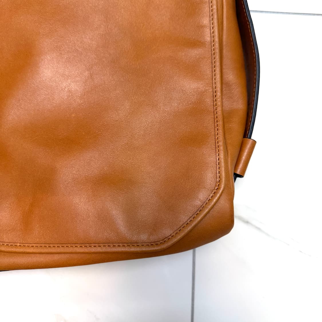 아더에러 브리드 메신저 백 카멜 상품이미지3