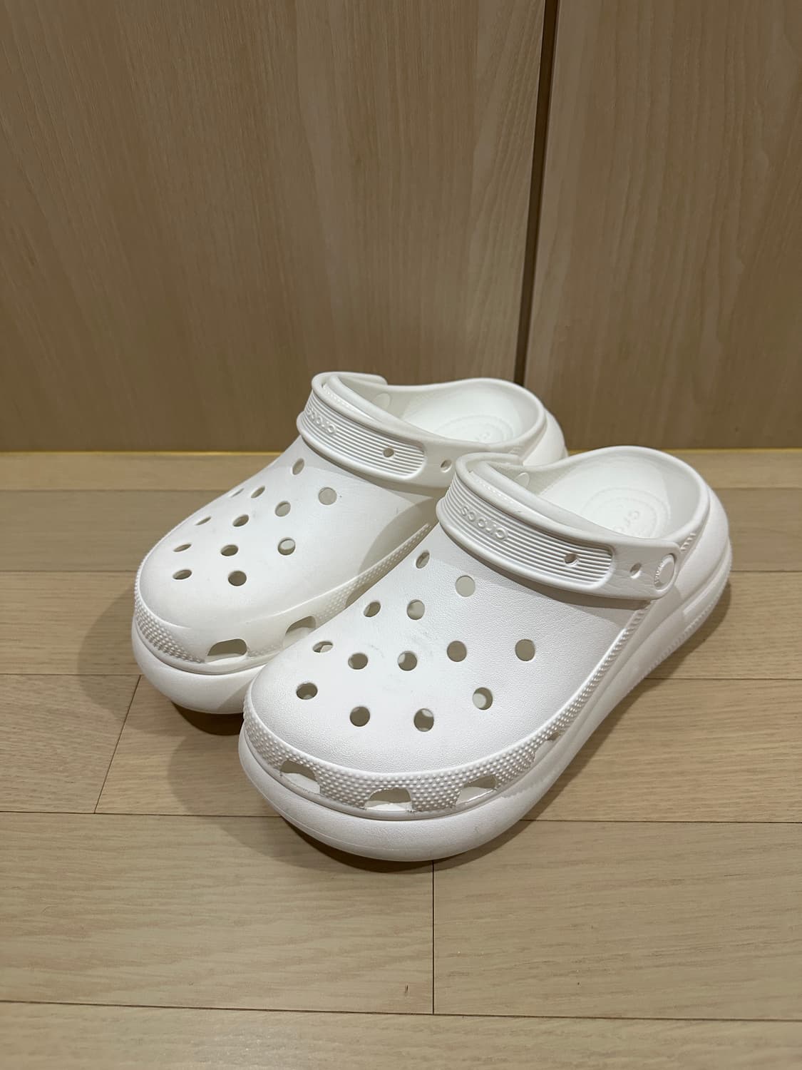 크록스 클래식 크러쉬 클로그 240 (M5W7) 화이트  상품이미지1