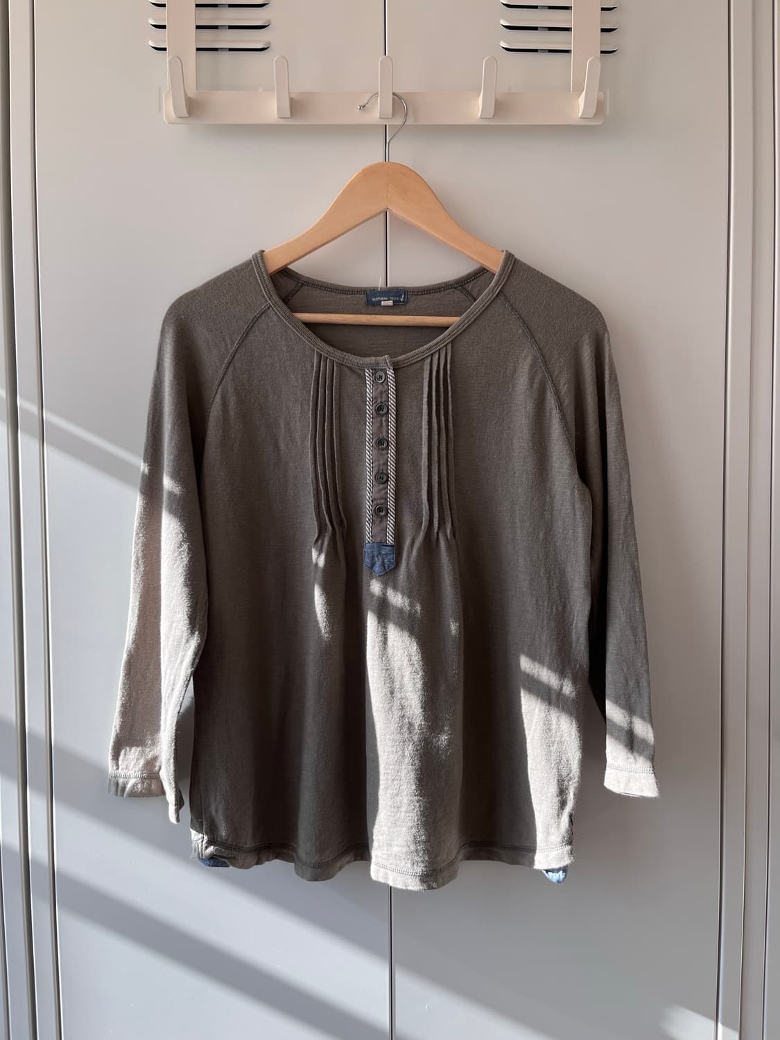 Northern truck 카키 핀턱 단추 롱 슬리브 상품이미지1