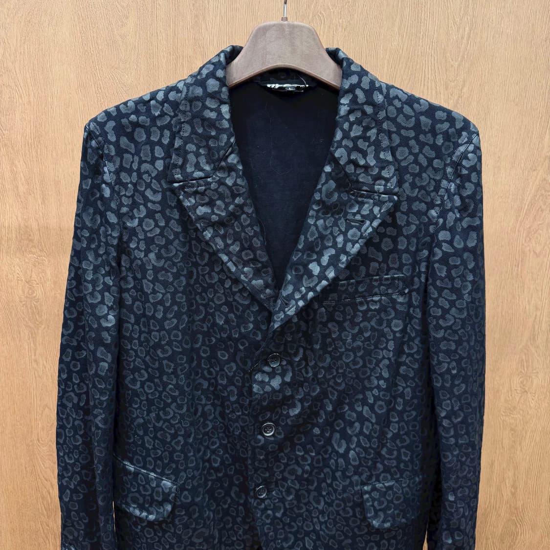 꼼데가르송 블랙 코튼 테일러드 자켓 레오파드 패턴 싱글 버튼 디테일 블랙 상품이미지4