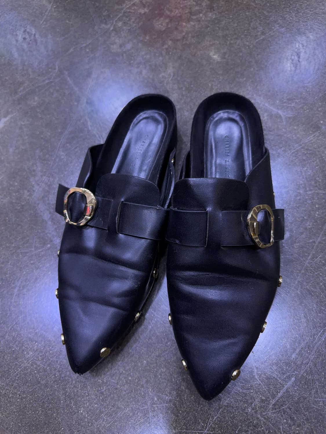 찰스앤키스 해머드 버클 스터드 포인티드 토 뮬 슬리퍼 235 상품이미지3