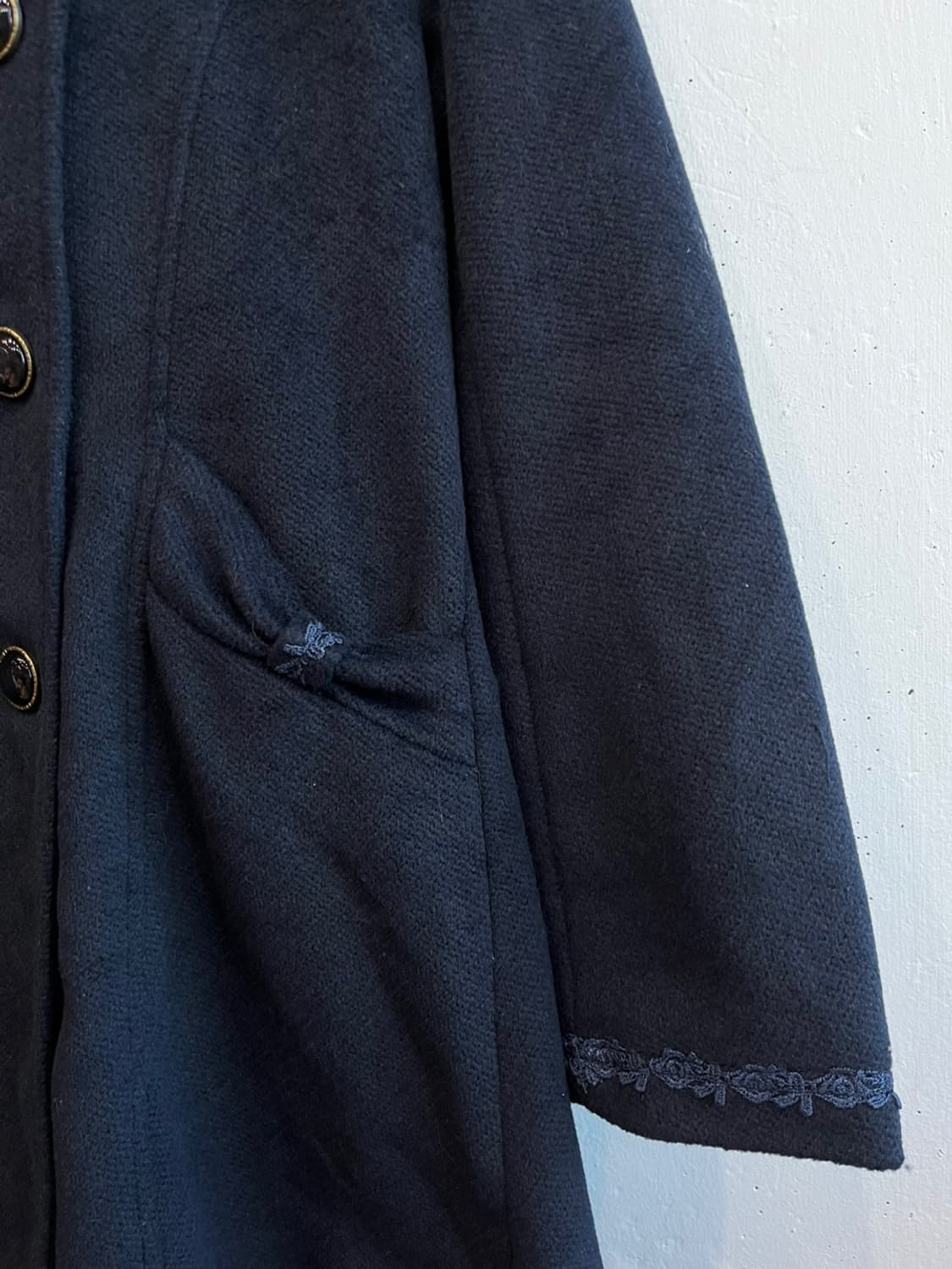 액시즈팜 리본포켓 레이스 코트 네이비  상품이미지3