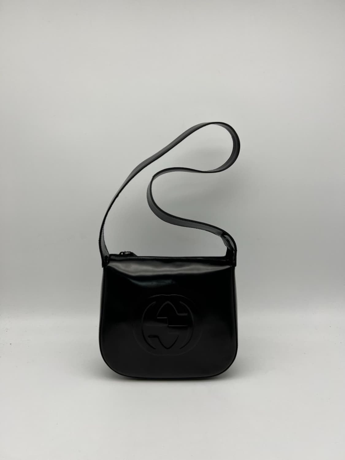 (정품, 국내유일) 구찌 인터로킹 블랙 에나멜 숄더백 상품이미지1