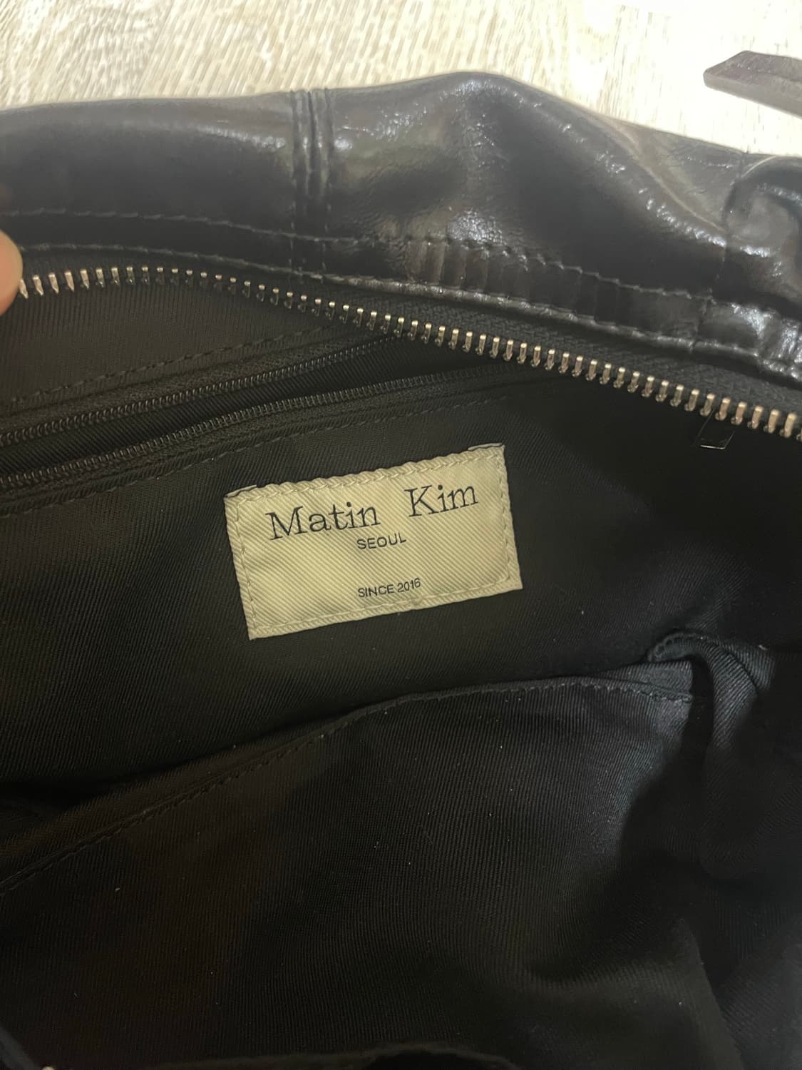 마뗑킴 하프셔링리본 라운드 백 상품이미지3