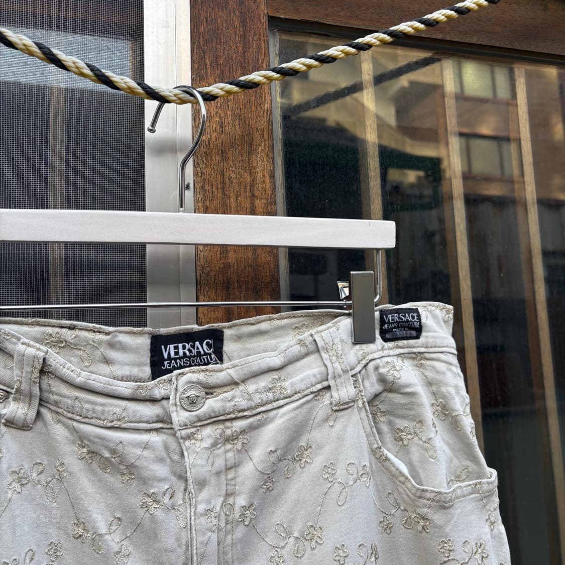 베르사체 진스 꾸뛰르 자카드 플라워 메두사 패치 팬츠 상품이미지3