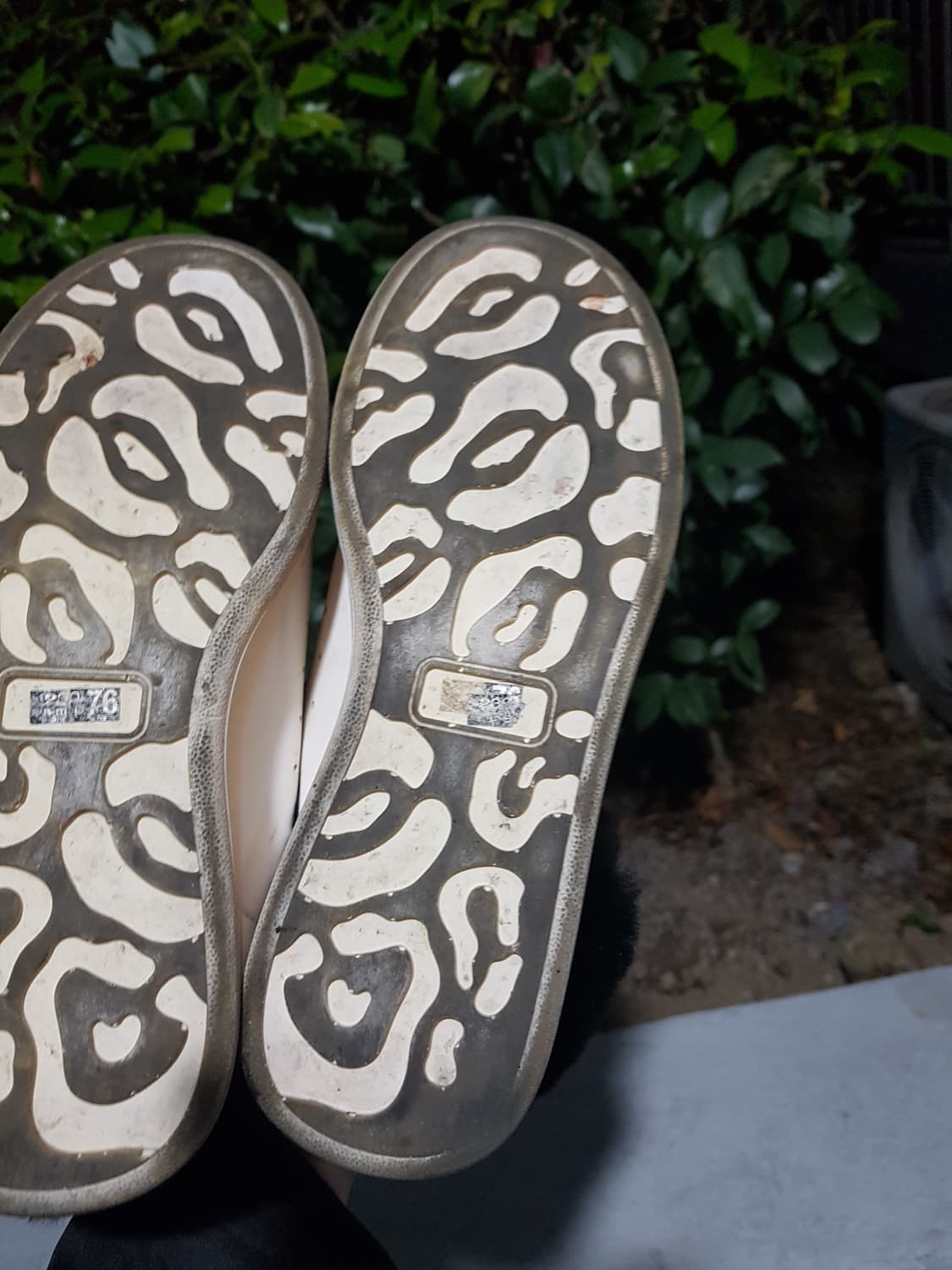 화이트 퍼 트리밍 운동화 스니커즈 230 판매 상품이미지4