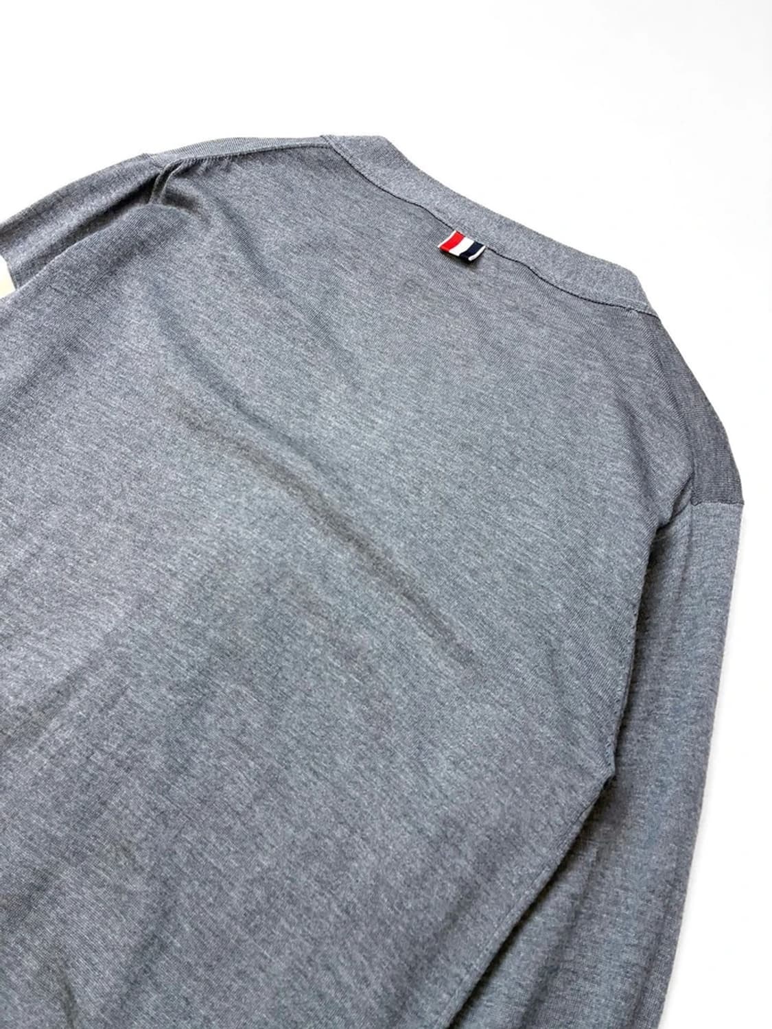 톰브라운 시그니처 사선 완장 V넥 울 니트 가디건 PN5233 상품이미지7