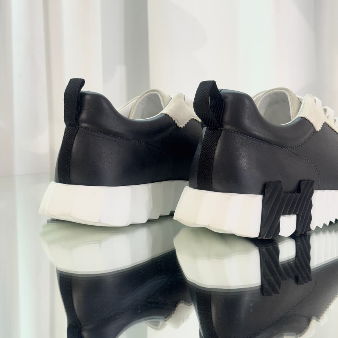 [정품] 에르메스 바운싱 스니커즈 카프스킨 스웨이드 블랙 화이트 42 상품이미지9